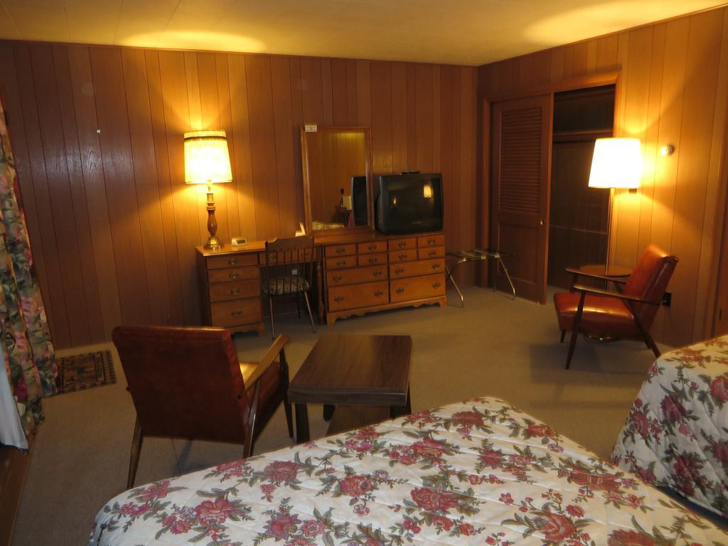 Travelers Inn Motel Eagle River Room photo